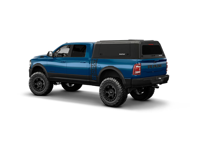 Hard top RSI SmartCap EVOa Adventure per RAM 1500 DS 2009+ Short Bed, vista posteriore 3/4 su sfondo bianco