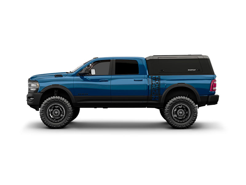 Hard top RSI SmartCap EVOa Adventure per RAM 1500 DT 2019+ Short Bed 5,7', vista laterale su sfondo bianco