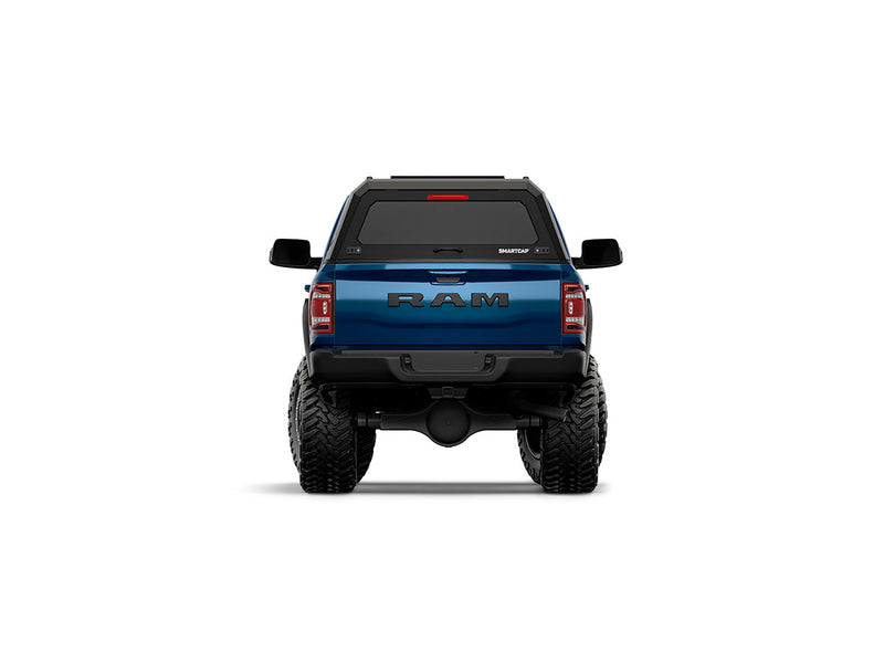 Hard top RSI SmartCap EVOa Adventure per RAM 1500 DT 2019+ Short Bed 5,7', vista posteriore su sfondo bianco