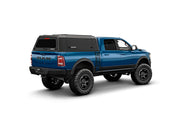 Hard top RSI SmartCap EVOa Adventure per RAM 1500 DT 2019+ Short Bed 5,7', vista posteriore 3/4 lato destro su sfondo bianco