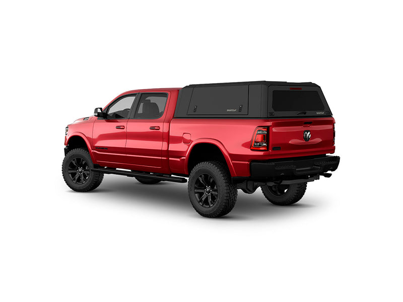 Hard top RSI SmartCap EVOa Adventure per RAM, vista posteriore 3/4 su sfondo bianco