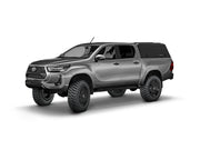 Hard top RSI SmartCap EVOa Adventure per Toyota Hilux 2016–2025 Double Cab, vista anteriore 3/4 su sfondo bianco