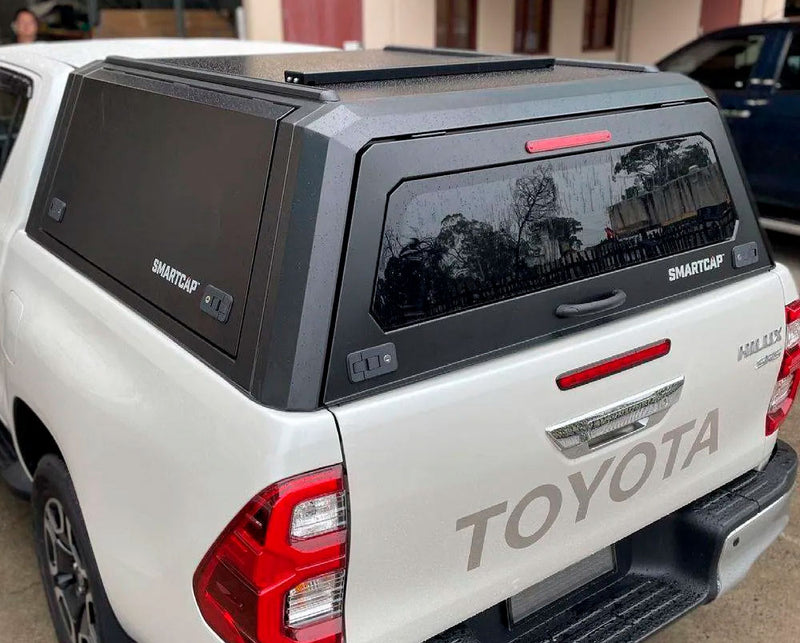 Hard top RSI SmartCap EVOa Adventure montato su Toyota Hilux 2016–2025 Double Cab, foto reale