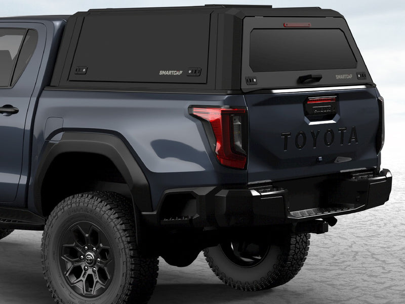 RSI SmartCap EVOa Adventure su Toyota Hilux 2026+, primo piano posteriore 3/4