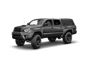 Hard top RSI SmartCap EVOa Adventure per Toyota Tacoma 2005–2015 Short Bed 5', vista anteriore 3/4 su sfondo bianco