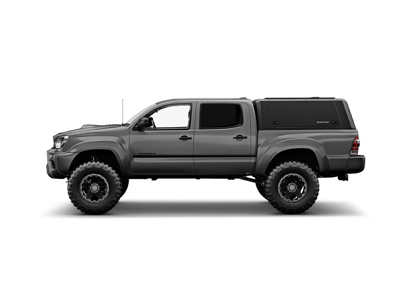 Hard top RSI SmartCap EVOa Adventure per Toyota Tacoma 2005–2015 Short Bed 5', vista laterale su sfondo bianco
