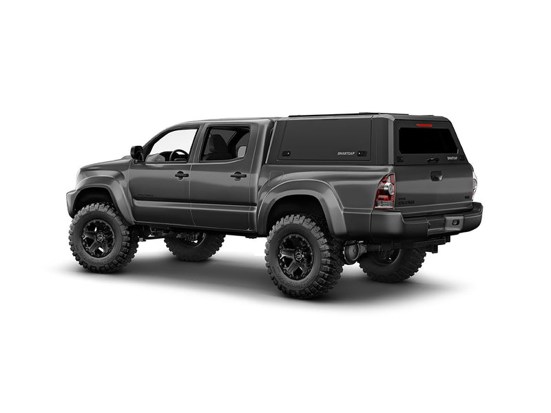 Hard top RSI SmartCap EVOa Adventure per Toyota Tacoma 2005–2015 Short Bed 5', vista posteriore 3/4 su sfondo bianco