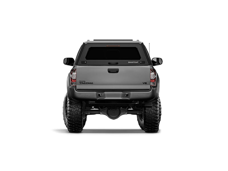 Hard top RSI SmartCap EVOa Adventure per Toyota Tacoma 2005–2015 Short Bed 5', vista posteriore su sfondo bianco