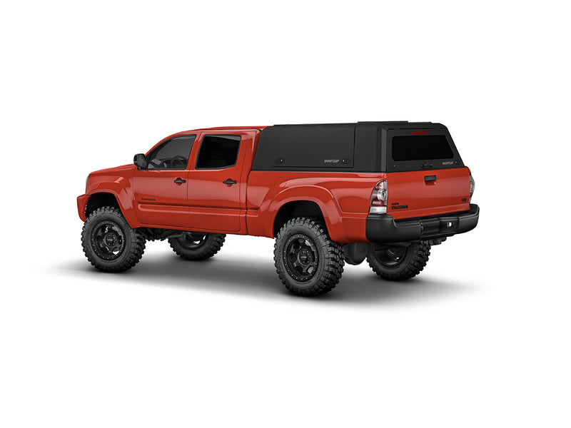 Hard top RSI SmartCap EVOa Adventure per Toyota Tacoma 2005–2015 Standard Bed 6', vista posteriore 3/4 su sfondo bianco