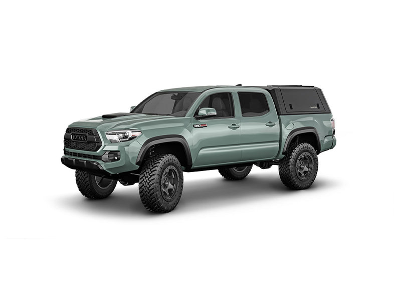 Hard top RSI SmartCap EVOa Adventure per Toyota Tacoma 2016–2023 Short Bed 5', vista anteriore 3/4 su sfondo bianco