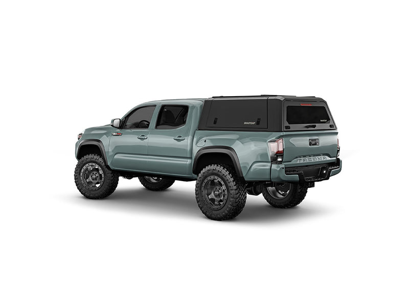 Hard top RSI SmartCap EVOa Adventure per Toyota Tacoma 2016–2023 Short Bed 5', vista posteriore 3/4 su sfondo bianco