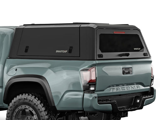 Hard top RSI SmartCap EVOa Adventure per Toyota Tacoma 2016–2023 Short Bed 5', vista posteriore 3/4 ravvicinata