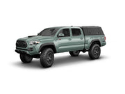 Hard top RSI SmartCap EVOa Adventure per Toyota Tacoma 2016–2023 Standard Bed 6', vista anteriore 3/4 su sfondo bianco