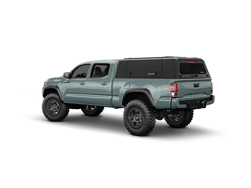 Hard top RSI SmartCap EVOa Adventure per Toyota Tacoma 2016–2023 Standard Bed 6', vista posteriore 3/4 su sfondo bianco