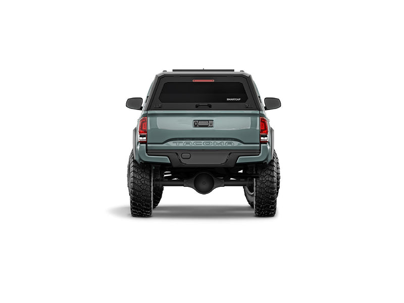 Hard top RSI SmartCap EVOa Adventure per Toyota Tacoma 2016–2023 Standard Bed 6', vista posteriore su sfondo bianco