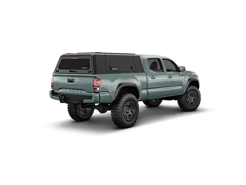 Hard top RSI SmartCap EVOa Adventure per Toyota Tacoma 2016–2023 Standard Bed 6', vista posteriore 3/4 lato destro su sfondo bianco