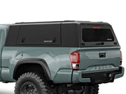 Hard top RSI SmartCap EVOa Adventure per Toyota Tacoma 2016–2023 Standard Bed 6', vista posteriore 3/4 ravvicinata