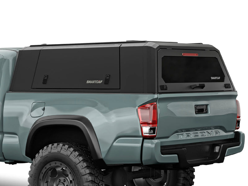 Hard top RSI SmartCap EVOa Adventure per Toyota Tacoma 2016–2023 Standard Bed 6', vista posteriore 3/4 ravvicinata