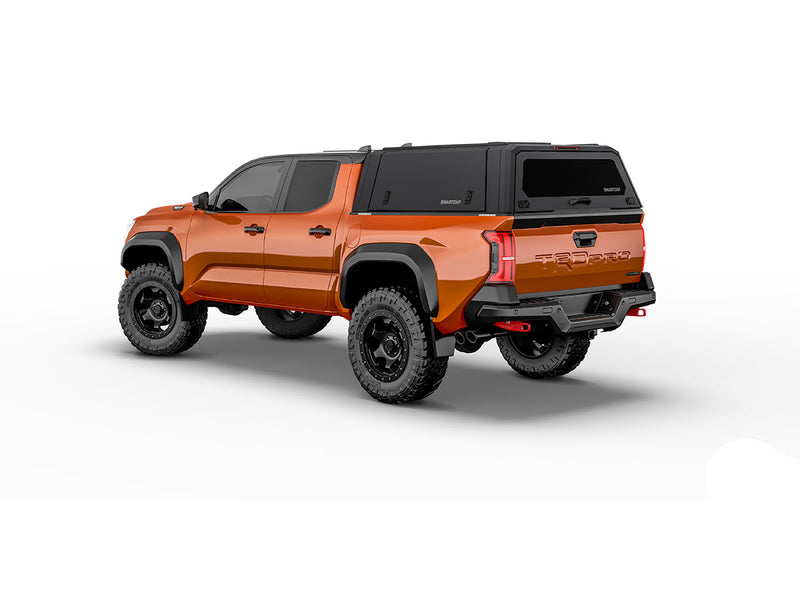 Hard top RSI SmartCap EVOa Adventure per Toyota Tacoma 2024+ Short Bed 5', vista posteriore 3/4 su sfondo bianco