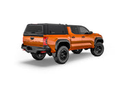 Hard top RSI SmartCap EVOa Adventure per Toyota Tacoma 2024+ Short Bed 5', vista posteriore 3/4 lato destro su sfondo bianco