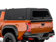 Hard top RSI SmartCap EVOa Adventure per Toyota Tacoma 2024+ Short Bed 5', vista posteriore 3/4 ravvicinata