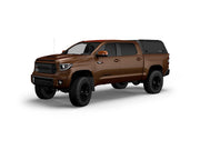 Hard top RSI SmartCap EVOa Adventure per Toyota Tundra 2007–2021 Short Bed 5,5', vista anteriore 3/4 su sfondo bianco