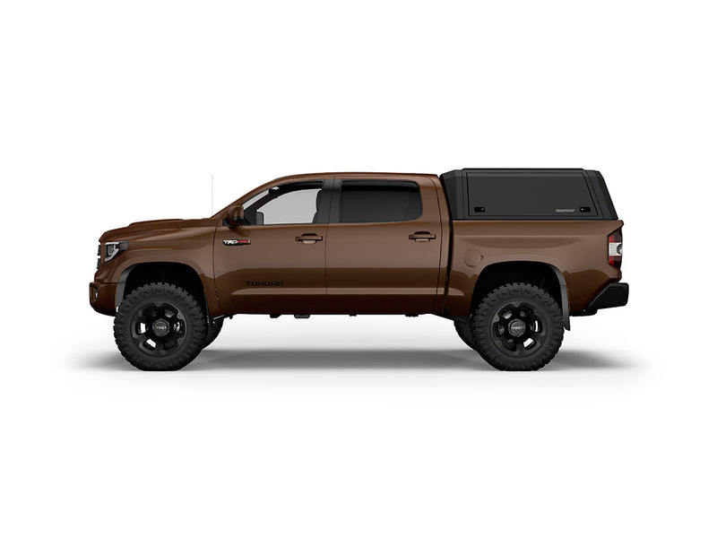 Hard top RSI SmartCap EVOa Adventure per Toyota Tundra 2007–2021 Short Bed 5,5', vista laterale su sfondo bianco