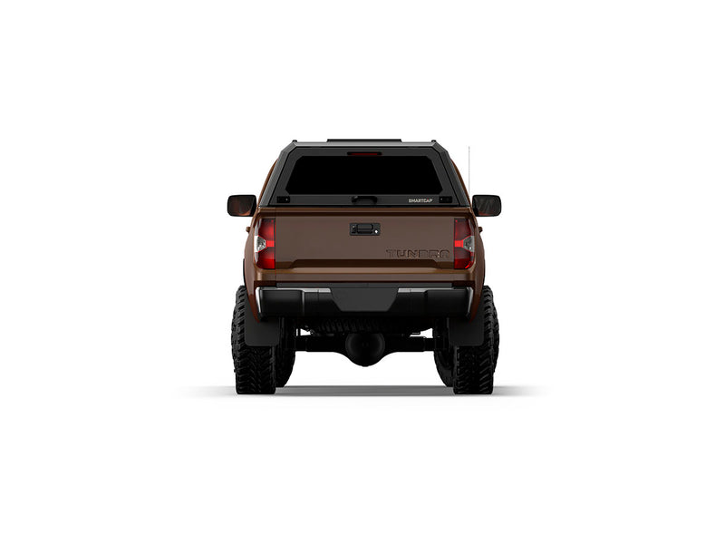 Hard top RSI SmartCap EVOa Adventure per Toyota Tundra 2007–2021 Short Bed 5,5', vista posteriore su sfondo bianco