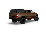 Hard top RSI SmartCap EVOa Adventure per Toyota Tundra 2007–2021 Short Bed 5,5', vista posteriore 3/4 lato destro su sfondo bianco