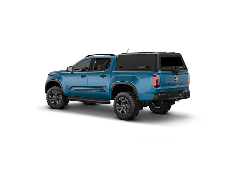 Hard top RSI SmartCap EVOa Adventure per Volkswagen Amarok 2023+ Double Cab, vista posteriore 3/4 su sfondo bianco