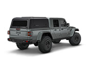 RSI SmartCap EVOa Adventure su Jeep Gladiator, vista posteriore 3/4 su sfondo bianco