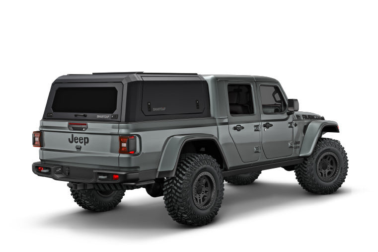 RSI SmartCap EVOa Adventure su Jeep Gladiator, vista posteriore 3/4 su sfondo bianco