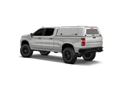 Hard top RSI SmartCap EVOc Commercial per Chevrolet Silverado / GMC Sierra 1500 2019+ Short Bed 5,8', vista posteriore 3/4 su sfondo bianco