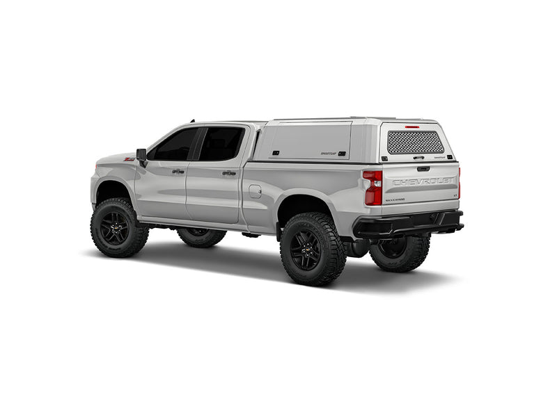 Hard top RSI SmartCap EVOc Commercial per Chevrolet Silverado / GMC Sierra 1500 2019+ Short Bed 5,8', vista posteriore 3/4 su sfondo bianco