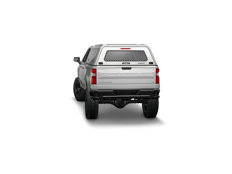 Hard top RSI SmartCap EVOc Commercial per Chevrolet Silverado / GMC Sierra 1500 2019+ Short Bed 5,8', vista posteriore su sfondo bianco
