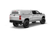 Hard top RSI SmartCap EVOc Commercial per Chevrolet Silverado / GMC Sierra 1500 2019+ Short Bed 5,8', vista posteriore 3/4 lato destro su sfondo bianco