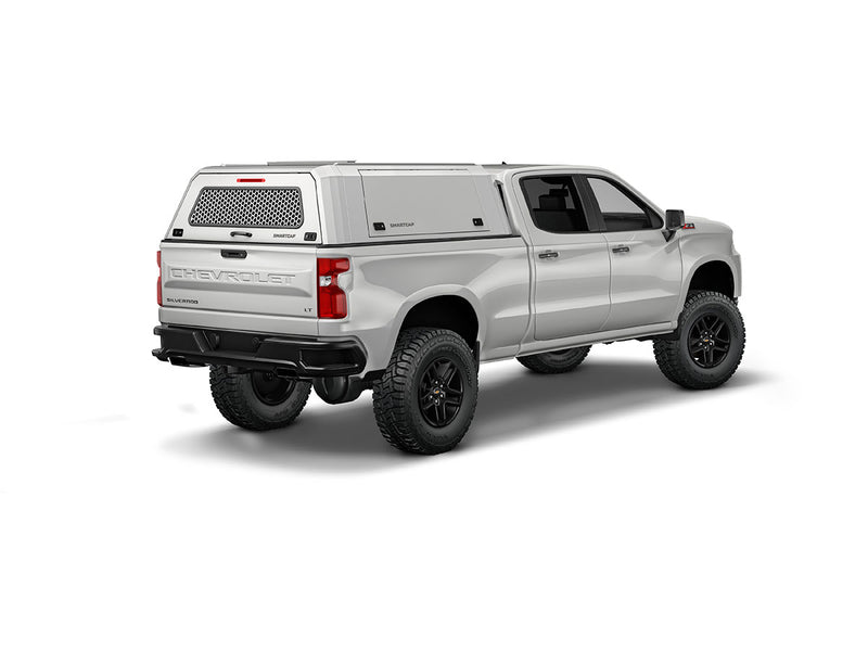 Hard top RSI SmartCap EVOc Commercial per Chevrolet Silverado / GMC Sierra 1500 2019+ Short Bed 5,8', vista posteriore 3/4 lato destro su sfondo bianco