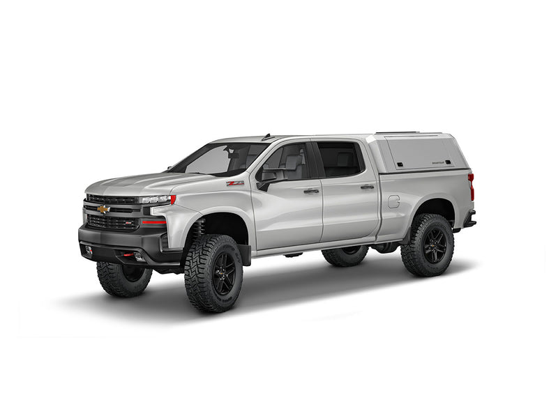 Hard top RSI SmartCap EVOc Commercial per Chevrolet Silverado / GMC Sierra 1500 2019+ Standard Bed 6,5', vista anteriore 3/4 su sfondo bianco