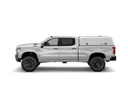 Hard top RSI SmartCap EVOc Commercial per Chevrolet Silverado / GMC Sierra 1500 2019+ Standard Bed 6,5', vista laterale su sfondo bianco