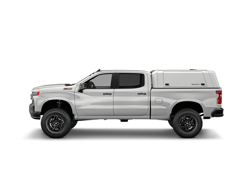 Hard top RSI SmartCap EVOc Commercial per Chevrolet Silverado / GMC Sierra 1500 2019+ Standard Bed 6,5', vista laterale su sfondo bianco