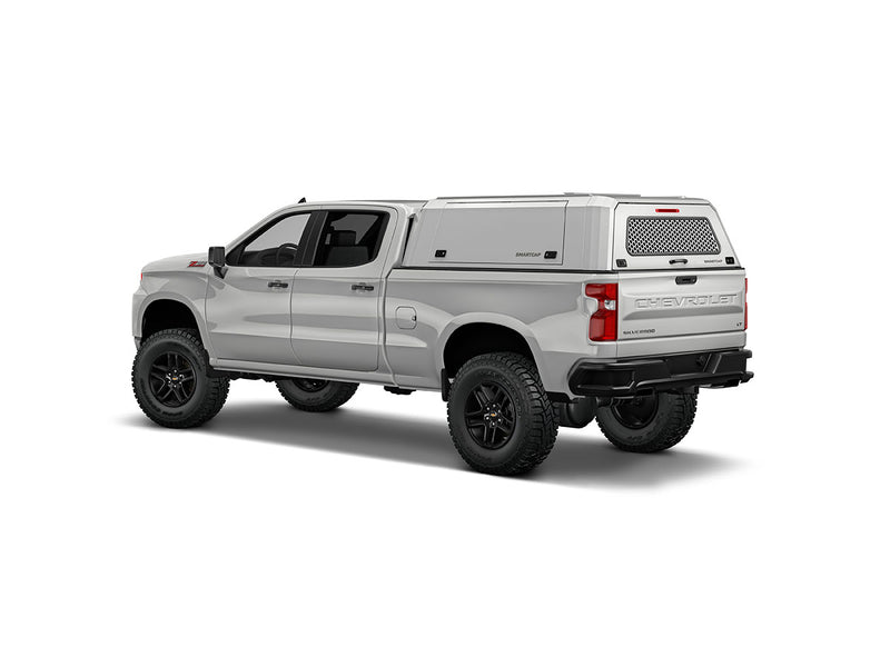 Hard top RSI SmartCap EVOc Commercial per Chevrolet Silverado / GMC Sierra 1500 2019+ Standard Bed 6,5', vista posteriore 3/4 su sfondo bianco