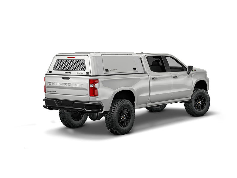 Hard top RSI SmartCap EVOc Commercial per Chevrolet Silverado / GMC Sierra 1500 2019+ Standard Bed 6,5', vista posteriore 3/4 lato destro su sfondo bianco