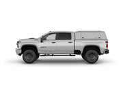 Hard top RSI SmartCap EVOc Commercial per Chevrolet Silverado / GMC Sierra 2500/3500 HD 2020+, vista laterale su sfondo bianco