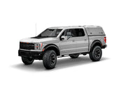 Hard top RSI SmartCap EVOc Commercial per Ford F-150 2021+ Short Bed 5,5', vista anteriore 3/4 su sfondo bianco