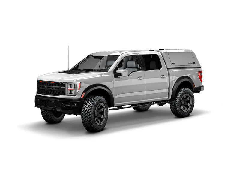 Hard top RSI SmartCap EVOc Commercial per Ford F-150 2021+ Short Bed 5,5', vista anteriore 3/4 su sfondo bianco