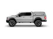 Hard top RSI SmartCap EVOc Commercial per Ford F-150 2021+ Short Bed 5,5', vista laterale su sfondo bianco