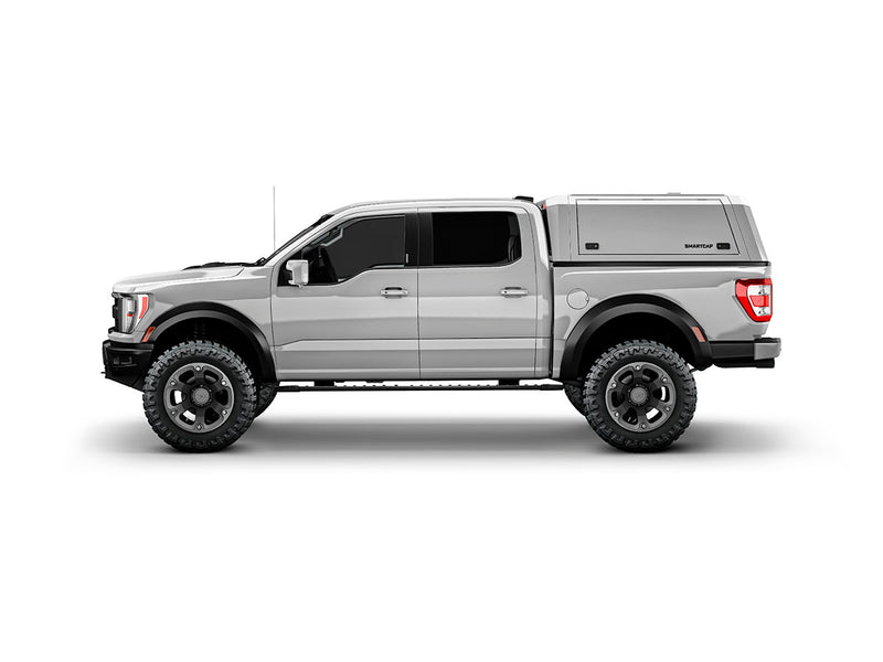 Hard top RSI SmartCap EVOc Commercial per Ford F-150 2021+ Short Bed 5,5', vista laterale su sfondo bianco
