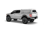 Hard top RSI SmartCap EVOc Commercial per Ford F-150 2021+ Short Bed 5,5', vista posteriore 3/4 su sfondo bianco