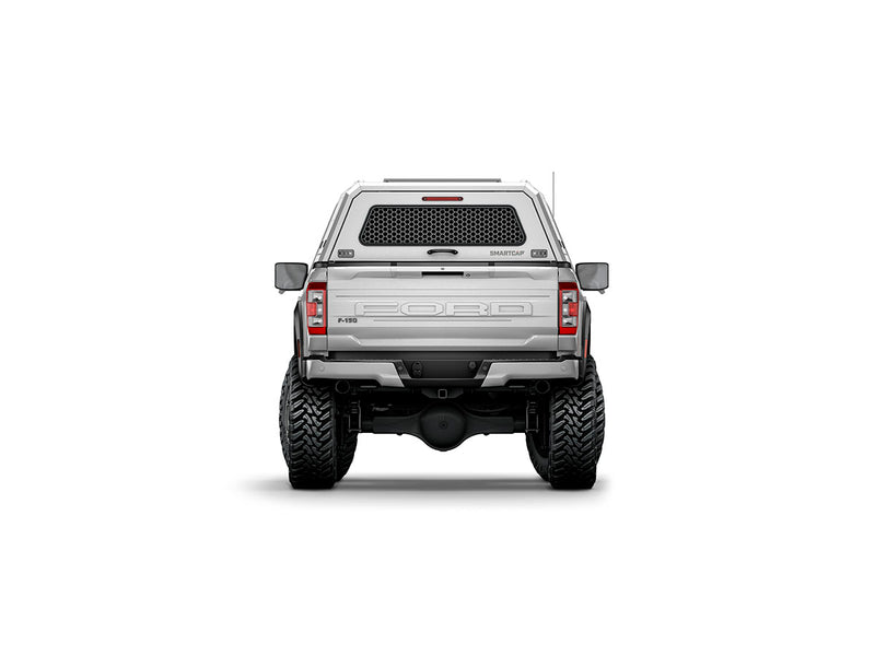 Hard top RSI SmartCap EVOc Commercial per Ford F-150 2021+ Short Bed 5,5', vista posteriore su sfondo bianco