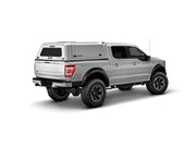 Hard top RSI SmartCap EVOc Commercial per Ford F-150 2021+ Short Bed 5,5', vista posteriore 3/4 lato destro su sfondo bianco